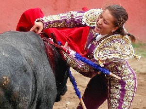 LA NOVILLERA COLOMBIANNA ROCIO MORELI, CORTO DOS OREJAS EN ALMONACID DE ZORITA.